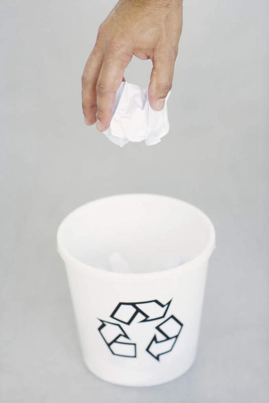 西方人,脸,头,脸颊,一个人,站,竖图,俯视,室内,特写,白天,白色背景,欧洲,欧洲人,仅一个男性,仅一个人,环保,垃圾桶,纸张,拿,拿着,仅一个年轻男性,站着,摄影,影棚,纸团,废纸,回收,资源,利用,低碳,循环,男人,男性,年轻男性,白种人,头部,脸部,脸蛋,面部,站立,半身,彩图,高角度拍摄,影棚拍摄,拍摄