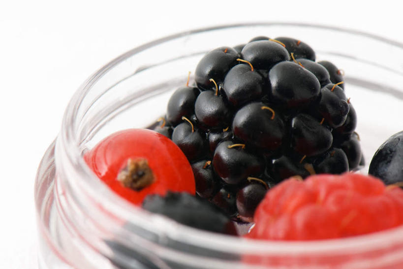 无人,横图,俯视,室内,特写,白天,白色背景,餐桌,桌子,浆果,黑加仑,黑莓,水果,新鲜,桑葚,生食,食品,果实,食物,红色,黑色,覆盆子,摄影,有机食品,绿色食品,影棚,餐台,红醋栗,黑穗醋栗,黑豆果,黑醋栗,醋栗,彩图,高角度拍摄,影棚拍摄,拍摄