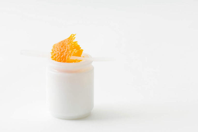 无人,横图,室内,特写,白天,白色背景,正面,餐桌,桌子,柑橘,水果,新鲜,生食,食品,果实,果皮,食物,黄色,瓶子,塑料制品,果肉,塑料瓶,摄影,有机食品,绿色食品,影棚,餐台,橘子,桔子,橙子,橙,彩图,影棚拍摄,拍摄