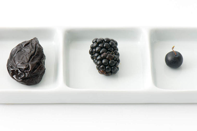 无人,横图,俯视,室内,特写,白天,餐桌,桌子,浆果,蓝莓,黑加仑,水果,一排,新鲜,整齐,桑葚,桑椹,生食,食品,果实,三颗,食物,排列,三个,覆盆子,有机食品,绿色食品,餐台,队列,山都柿,蓝浆果,蓝靛果,黑穗醋栗,黑豆果,黑醋栗,醋栗,彩图,高角度拍摄