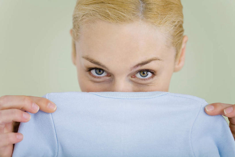 西方人,脸,头,脸颊,一个人,站,横图,室内,特写,白天,正面,婴儿服装,欧洲,欧洲人,仅一个年轻女性,仅一个女性,仅一个人,服装,拿,拿着,注视,休闲装,衣服,蓝色,观察,看,站着,一件,休闲,休闲服,遮,遮掩,摄影,服饰,影棚,观看,察看,掩盖,遮挡,关注,遮盖,掩饰,年轻女性,女人,女性,白种人,头部,脸部,脸蛋,面部,站立,半身,彩图,影棚拍摄,婴儿服,拍摄,襁褓