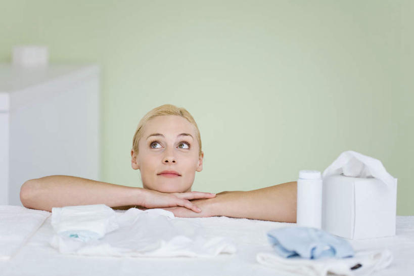 西方人,一个人,站,横图,室内,白天,正面,婴儿服装,桌子,欧洲,欧洲人,仅一个年轻女性,仅一个女性,仅一个人,撑,服装,办公桌,托腮,注视,休闲装,衣服,观察,看,托,站着,休闲,休闲服,摄影,服饰,影棚,观看,察看,关注,托下巴,年轻女性,女人,女性,白种人,站立,半身,彩图,影棚拍摄,婴儿服,拍摄,襁褓