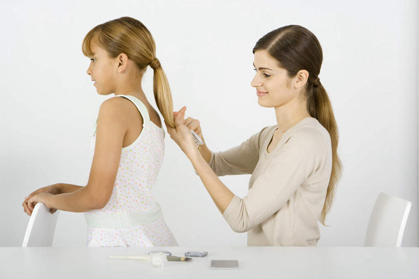 西方人,儿童,两个人,家庭,母亲,女儿,站,横图,室内,白天,侧面,纯洁,餐桌,桌子,欧洲,欧洲人,服装,拿,梳子,拿着,注视,休闲装,小孩,衣服,观察,看,站着,休闲,温暖,温馨,母女,一家人,休闲服,可爱,母爱,童年,童趣,服饰,餐台,观看,整理,和睦,察看,打理,关注,童真,烂漫,无邪,天真,年轻女性,女孩,女人,女性,白种人,孩子,年轻人,站立,半身,彩图,融洽,女生