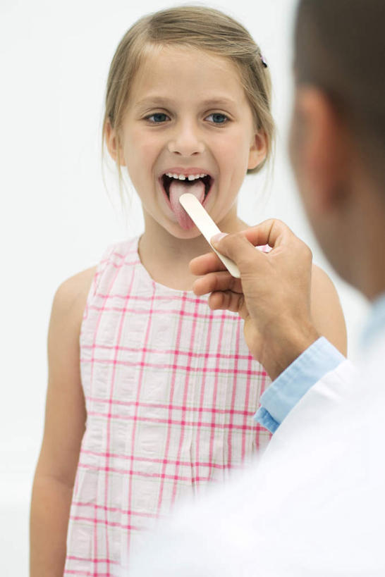 西方人,儿童,背部,两个人,医生,病人,站,坐,竖图,室内,白天,正面,纯洁,欧洲,欧洲人,服装,朦胧,模糊,拿,拿着,注视,休闲装,小孩,衣服,玩具熊,观察,看,站着,医护人员,医疗人员,休闲,休闲服,可爱,童年,童趣,服饰,观看,察看,白大褂,关注,童真,烂漫,无邪,压舌板,天真,男人,男性,年轻男性,年轻女性,女孩,女人,女性,白种人,孩子,大夫,患者,就医者,站立,坐着,半身,彩图,女生