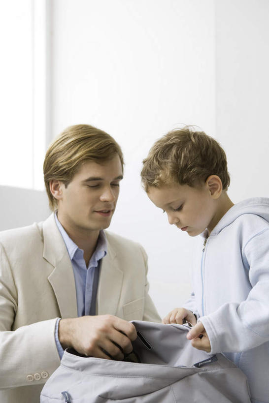 西方人,儿童,两个人,家庭,父亲,儿子,坐,说,竖图,室内,白天,正面,讨论,纯洁,欧洲,欧洲人,服装,拿,拿着,注视,休闲装,小孩,衣服,观察,看,休闲,温暖,温馨,父子,一家人,休闲服,父爱,可爱,童年,童趣,服饰,观看,和睦,察看,关注,童真,烂漫,无邪,交流,天真,男孩,男人,男性,年轻男性,白种人,孩子,年轻人,沟通,讲话,交谈,商讨,说话,谈话,坐着,半身,彩图,融洽,男生