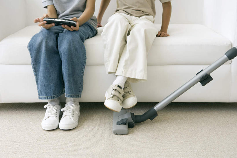 西方人,儿童,两个人,伙伴,朋友,坐,横图,室内,白天,正面,友谊,纯洁,欧洲,欧洲人,服装,拿,拿着,注视,休闲装,小孩,衣服,观察,看,休闲,休闲服,可爱,童年,童趣,服饰,观看,察看,掌上游戏机,关注,掌机,童真,烂漫,无邪,便携式游戏机,手提游戏机,携带型游乐器,天真,友情,男孩,男人,男性,白种人,孩子,坐着,半身,彩图,男生