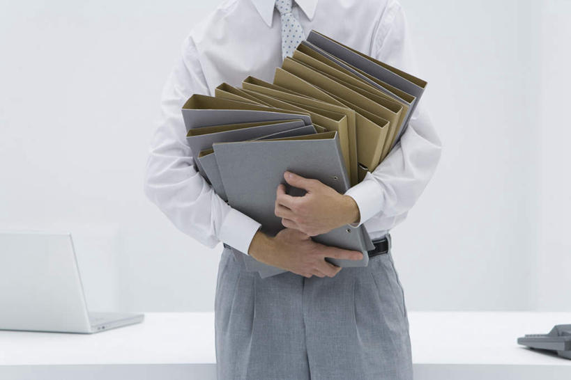 西方人,一个人,商务人士,商务男性,站,捧,横图,室内,白天,白色背景,正面,衬衫,欧洲,欧洲人,仅一个男性,仅一个人,套装,领带,文件夹,仅一个年轻男性,站着,摄影,影棚,档案夹,商务装,资料夹,工薪阶层,文档夹,材料夹,年轻男性,白种人,年轻人,白领,上班族,端,端着,捧着,手捧,站立,半身,彩图,影棚拍摄,衬衣,拍摄