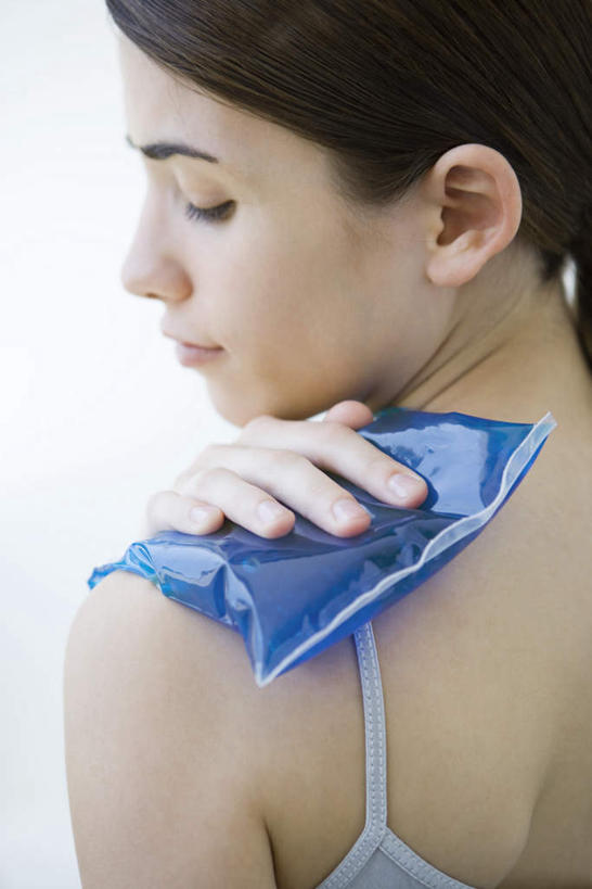 西方人,一个人,站,竖图,室内,白天,白色背景,欧洲,欧洲人,仅一个年轻女性,仅一个女性,仅一个人,服装,拿,拿着,注视,休闲装,背面,衣服,观察,看,站着,休闲,休闲服,摄影,服饰,影棚,观看,察看,冰袋,关注,年轻女性,女人,女性,白种人,站立,半身,彩图,影棚拍摄,拍摄