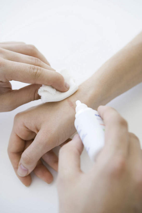 西方人,儿童,手,两个人,医生,病人,医院,站,竖图,俯视,室内,特写,白天,纯洁,欧洲,欧洲人,拿,拿着,站着,医护人员,医疗人员,手部,可爱,童年,童趣,白大褂,棉球,童真,烂漫,无邪,医疗机构,天真,男孩,男人,男性,年轻男性,年轻女性,女人,女性,白种人,孩子,大夫,患者,就医者,站立,半身,彩图,高角度拍摄,病院,诊所,男生