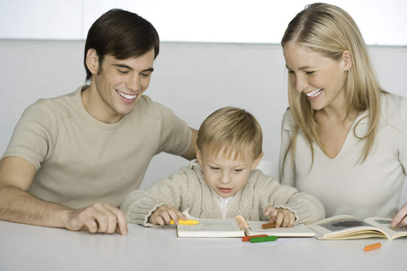 西方人,儿童,三个人,家庭,母亲,父亲,儿子,坐,笑,微笑,露齿笑,横图,室内,白天,正面,纯洁,书房,桌子,书籍,欧洲,欧洲人,服装,墙,注视,休闲装,书桌,墙壁,墙面,小孩,衣服,课桌,观察,看,休闲,温暖,温馨,父子,母子,三口之家,一家人,休闲服,彩笔,父爱,可爱,母爱,童年,童趣,服饰,观看,和睦,察看,关注,童真,烂漫,无邪,天真,男孩,男人,男性,年轻男性,年轻女性,女人,女性,白种人,孩子,年轻人,书,图书,坐着,半身,彩图,融洽,男生