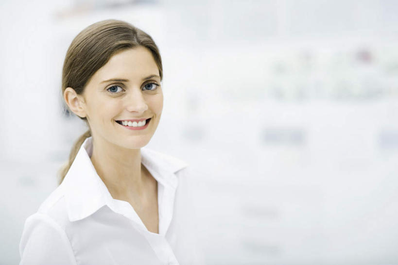 西方人,一个人,商务人士,商务女性,笑,微笑,露齿笑,横图,室内,特写,白天,正面,欧洲,欧洲人,仅一个年轻女性,仅一个女性,仅一个人,套装,自信,服务,商务装,工薪阶层,年轻女性,女人,女性,白种人,白领,上班族,半身,彩图