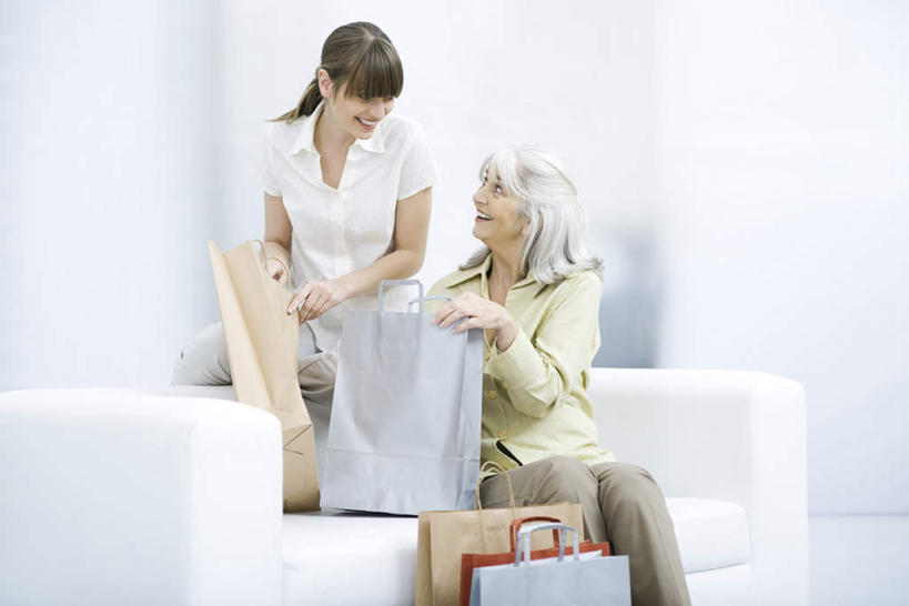 西方人,两个人,母亲,女儿,客厅,商店,坐,笑,说,微笑,露齿笑,横图,室内,白天,侧面,超市,欧洲,欧洲人,服装,纸袋,注视,休闲装,衣服,观察,看,休闲,温暖,温馨,母女,休闲服,母爱,金融,百货,服饰,衣物,观看,和睦,察看,起居室,关注,贸易,百货公司,交流,老年女性,年轻女性,女人,女性,白种人,沟通,讲话,交谈,说话,谈话,坐着,半身,彩图,购物商场,购物中心,商业中心,融洽