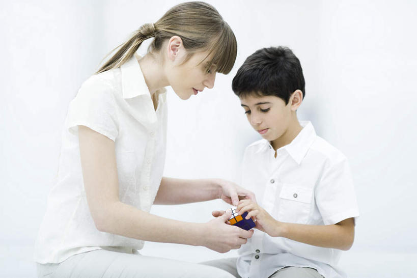 西方人,儿童,两个人,母亲,儿子,坐,说,横图,室内,白天,白色背景,侧面,纯洁,智慧,欧洲,欧洲人,握,服装,拿,拿着,注视,休闲装,小孩,衣服,观察,看,休闲,温暖,温馨,母子,休闲服,魔方,可爱,母爱,童年,童趣,益智,握着,摄影,服饰,影棚,观看,教导,和睦,察看,关注,童真,烂漫,无邪,交流,天真,男孩,男人,男性,年轻女性,女人,女性,白种人,沟通,讲话,交谈,说话,谈话,坐着,半身,彩图,影棚拍摄,拍摄,融洽,男生