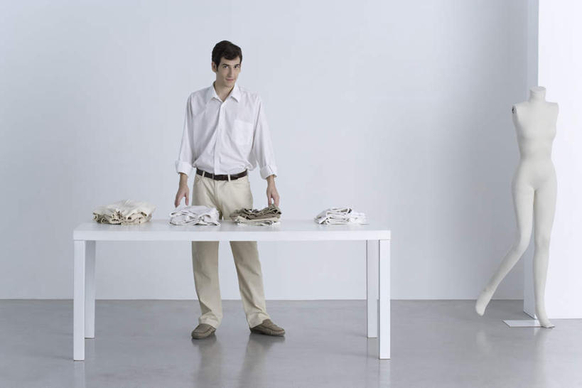 西方人,一个人,办公室,站,笑,微笑,露齿笑,横图,室内,白天,正面,家具,桌子,欧洲,欧洲人,仅一个男性,仅一个人,服装,整齐,人造模特,办公桌,叠,注视,休闲装,仅一个年轻男性,衣服,观察,看,站着,休闲,休闲服,放,服饰,道具,观看,整理,察看,关注,服装模特,模特道具,时装道具,展示道具,服装模特道具,陈列道具,办公家具,男人,男性,年轻男性,白种人,站立,彩图,全身