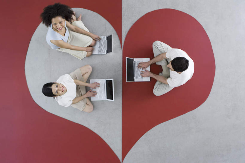 西方人,三个人,夫妻,伙伴,朋友,坐,笑,微笑,露齿笑,横图,俯视,室内,白天,爱情,友谊,电脑,笔记本电脑,地板,欧洲,欧洲人,服装,爱心,网络,地面,浪漫,注视,休闲装,通讯设备,木地板,衣服,红色,观察,看,休闲,温暖,温馨,心形,休闲服,恩爱,恋人,服饰,观看,三台,和睦,察看,无线,关注,通信设备,无线网络,无线上网,便携式电脑,友情,手提电脑,男人,男性,年轻男性,年轻女性,女人,女性,白种人,心型,情侣,抬头,仰头,坐着,彩图,高角度拍摄,全身,伴侣,融洽