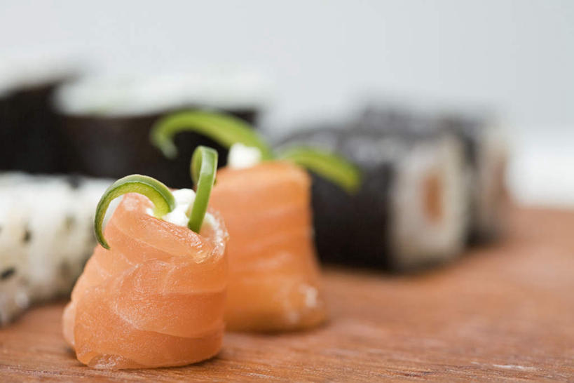 海鲜,米饭,三文鱼,寿司,无人,横图,室内,特写,白天,正面,烹饪,桌子,鲑鱼,蔬菜,许多,朦胧,模糊,新鲜,散落,鱼,海苔,日本料理,料理,食品,紫菜,饭,水产,菜肴,美食,食物,日式料理,日式,佳肴,有机食品,绿色食品,大马哈鱼,五谷,海产品,醋饭,辣椒丝,撒蒙鱼,萨门鱼,冰海之皇,鲑,四喜饭,彩图