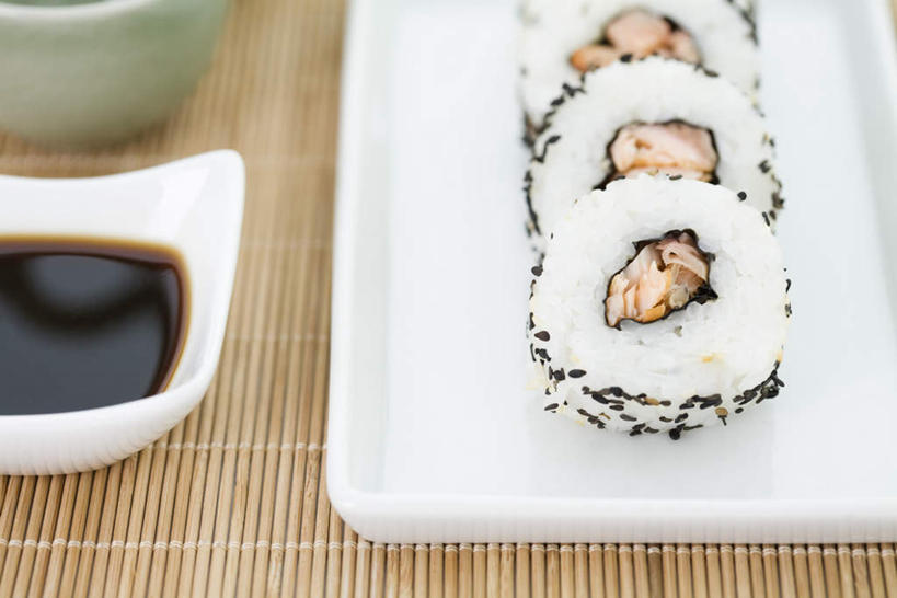 海鲜,米饭,三文鱼,寿司,无人,横图,俯视,室内,特写,白天,烹饪,桌面,桌子,鲑鱼,蔬菜,餐具,新鲜,鱼,碟子,盘,调料,海苔,芝麻,日本料理,料理,食品,紫菜,饭,调味品,调味料,竹垫,酱油,水产,菜肴,美食,食物,排列,三个,盘子,碟,日式料理,日式,佳肴,有机食品,绿色食品,大马哈鱼,五谷,队列,海产品,醋饭,撒蒙鱼,萨门鱼,冰海之皇,鲑,脂麻,胡麻,白麻,巨胜子,油麻,四喜饭,彩图,高角度拍摄