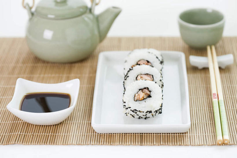 海鲜,米饭,三文鱼,寿司,无人,横图,俯视,室内,特写,白天,白色背景,烹饪,筷子,桌面,桌子,鲑鱼,蔬菜,餐具,新鲜,鱼,碟子,盘,陶瓷,调料,海苔,芝麻,日本料理,料理,食品,紫菜,饭,调味品,调味料,竹垫,酱油,水产,菜肴,美食,食物,盘子,茶壶,碟,日式料理,四个,日式,佳肴,有机食品,绿色食品,大马哈鱼,五谷,海产品,醋饭,撒蒙鱼,萨门鱼,冰海之皇,鲑,脂麻,胡麻,白麻,巨胜子,油麻,四喜饭,茶杯,彩图,高角度拍摄