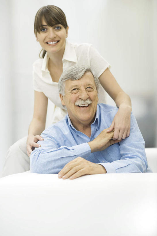 西方人,两个人,家庭,父亲,女儿,站,坐,握手,抱,笑,微笑,露齿笑,竖图,室内,白天,正面,衬衫,欧洲,欧洲人,注视,观察,看,站着,温暖,温馨,父女,一家人,父爱,抱着,观看,祖孙,勾肩搭背,和睦,察看,搂着,关注,老年男性,男人,男性,年轻女性,女人,女性,白种人,怀抱,拉手,搂,搂抱,手拉手,手握手,相抱,拥抱,站立,坐着,半身,彩图,衬衣,融洽