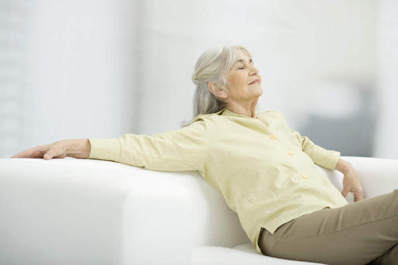 西方人,一个人,坐,闭眼,横图,室内,白天,白色背景,侧面,陶醉,快乐,沙发,欧洲,欧洲人,仅一个女性,仅一个人,白色,享受,搭,仅一个老年女性,搭着,老年女性,女人,女性,白种人,闭眼睛,闭着眼,闭着眼睛,坐着,半身,彩图,皮沙发,沉醉