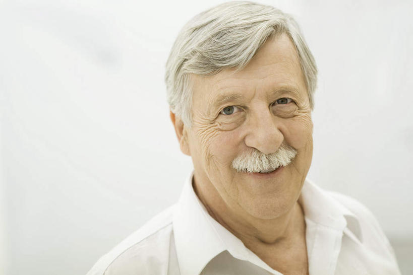 西方人,脸,头,脸颊,皱纹,胡须,一个人,站,笑,微笑,露齿笑,横图,室内,特写,白天,白色背景,正面,衬衫,欧洲,欧洲人,仅一个男性,仅一个人,注视,观察,看,站着,仅一个老年男性,观看,察看,关注,老年男性,男人,男性,白种人,头部,胡子,小胡子,脸部,脸蛋,面部,站立,半身,彩图,衬衣