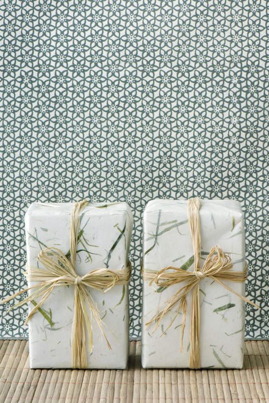 无人,竖图,室内,特写,白天,正面,桌面,桌子,静物,礼盒,礼物,一排,竖立,花纹,整齐,图案,纸盒,竹垫,盒子,排列,两个,包装盒,蝴蝶结,礼品盒,摄影,礼品,影棚,捆绑,丝线,队列,彩图,影棚拍摄,拍摄