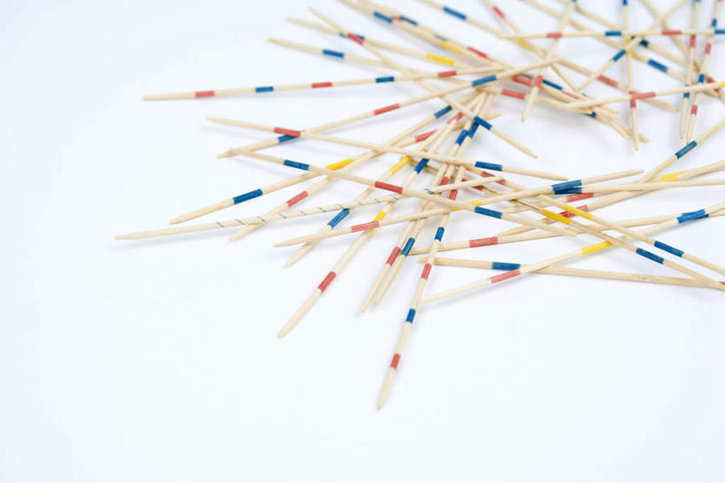 无人,横图,室内,特写,白天,白色背景,正面,游戏,桌面,桌子,静物,许多,花纹,条纹,装饰,散落,木头,玩,娱乐,休闲,游戏棒,放,摄影,影棚,活动,华丽,修饰,点缀,放着,发泄,消遣,智力,撒棒,挑棍,宣泄,衬托,美观,雅致,雅观,玩耍,嬉戏,彩图,影棚拍摄,拍摄