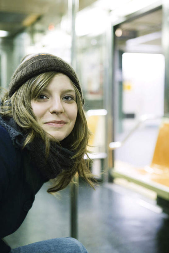 西方人,脸,头,脸颊,一个人,坐,笑,微笑,露齿笑,竖图,室内,特写,白天,侧面,地铁,帽子,椅子,欧洲,欧洲人,仅一个年轻女性,仅一个女性,仅一个人,朦胧,模糊,冬季,冬天,轨道交通,注视,休闲装,观察,看,休闲,休闲服,寒冷,观看,察看,关注,毛线帽,年轻女性,女人,女性,白种人,头部,脸部,脸蛋,面部,坐着,半身,彩图,地铁机动车,地下铁,轻轨