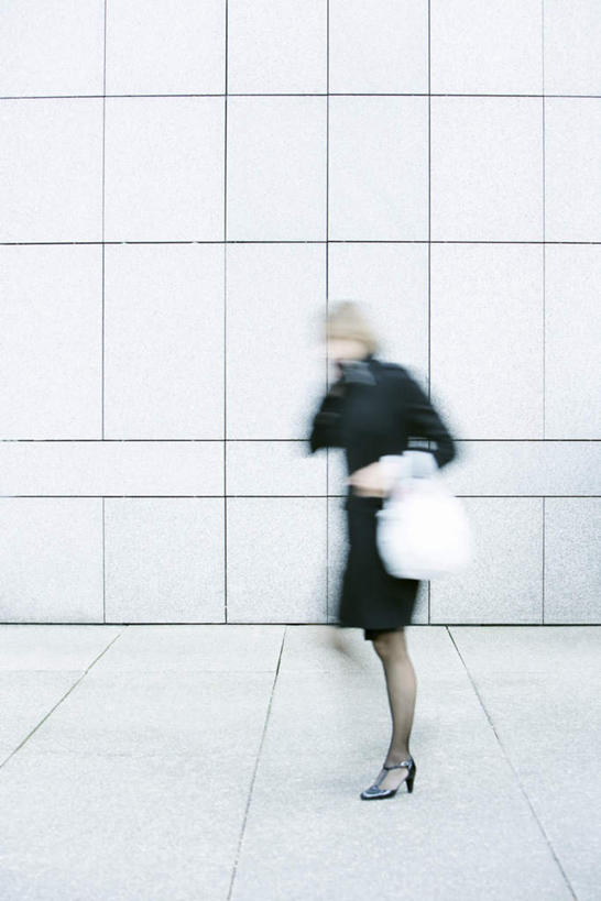 西方人,一个人,商务人士,商务女性,走,竖图,室外,白天,侧面,高跟鞋,欧洲,欧洲人,仅一个年轻女性,仅一个女性,仅一个人,套装,朦胧,模糊,格子,墙,墙壁,墙面,白色,黑色,手提包,提,提着,商务装,工薪阶层,干练,年轻女性,女人,女性,白种人,白领,上班族,步行,散步,走路,彩图,全身