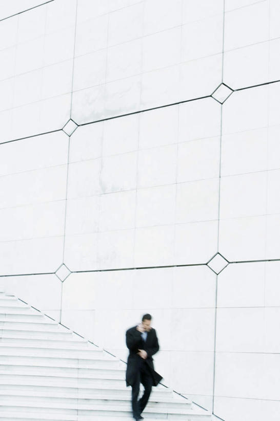 西方人,一个人,商务人士,商务男性,栏杆,走,说,打电话,竖图,室外,白天,正面,衬衫,讨论,楼梯,电话,手机,欧洲,欧洲人,仅一个男性,仅一个人,套装,朦胧,模糊,扶手,阶梯,通讯设备,护栏,台阶,仅一个年轻男性,商务装,工薪阶层,干练,交流,男人,男性,年轻男性,白种人,白领,上班族,步行,沟通,讲话,交谈,散步,商讨,说话,谈话,通话,走路,彩图,全身,衬衣