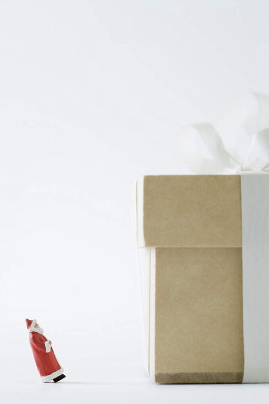 无人,竖图,室内,白天,白色背景,正面,桌面,桌子,静物,礼盒,礼物,玩具,圣诞节,圣诞老人,节日,庆祝,丝绸,丝带,玩偶,纸盒,缎带,倾斜,文化,绸带,盒子,装饰品,两个,包装盒,蝴蝶结,礼品盒,庆典,放,摄影,礼品,影棚,纪念,捆绑,放着,彩图,影棚拍摄,拍摄