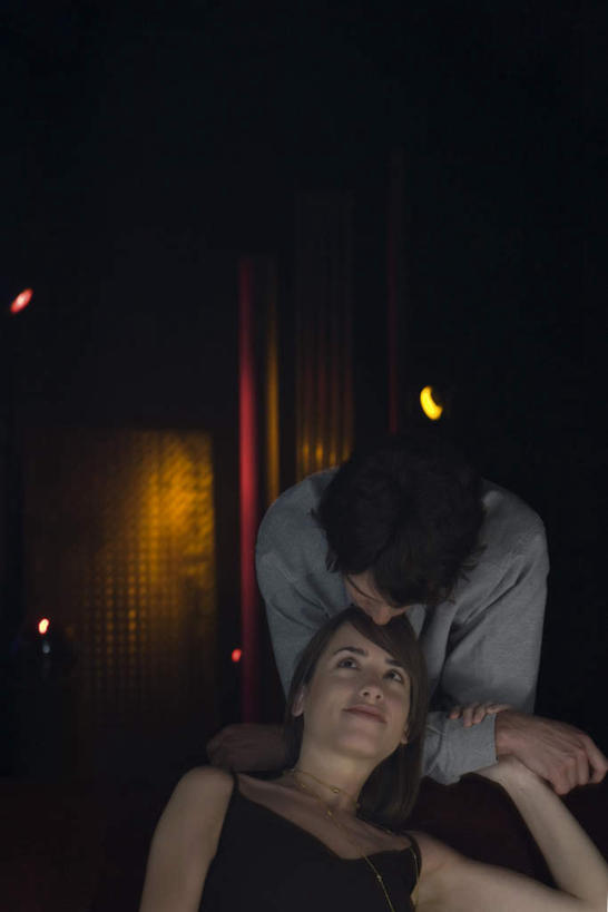 西方人,两个人,酒吧,站,躺,握手,笑,吻,微笑,露齿笑,竖图,室内,夜晚,正面,爱情,欧洲,欧洲人,灯光,浪漫,注视,相视,观察,看,站着,温暖,温馨,面对面,恩爱,恋人,观看,靠近,对视,和睦,察看,昏暗,关注,相对,相看,男人,男性,年轻男性,年轻女性,女人,女性,白种人,额头,情侣,搀手,拉手,亲,亲吻,手拉手,手握手,躺着,站立,半身,彩图,酒吧间,酒馆,伴侣,融洽