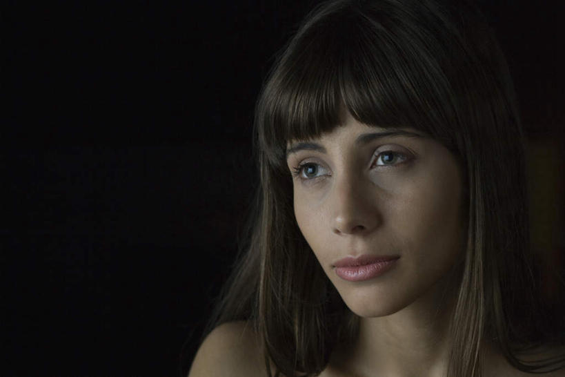 西方人,脸,头,嘴,脸颊,一个人,酒吧,横图,室内,夜晚,正面,失败,欧洲,欧洲人,仅一个年轻女性,仅一个女性,仅一个人,沮丧,灯光,难受,思考,无奈,失望,悲伤,伤心,昏暗,难过,忧愁,失落,颓废,挫败,受挫,落败,落空,错过,失足,失意,失策,失算,颓丧,衰颓,悲哀,懊丧,颓靡,气馁,丧气,败北,挫折,失利,年轻女性,女人,女性,白种人,头部,口,口腔,脸部,脸蛋,面部,嘴巴,嘴唇,半身,彩图,酒吧间,酒馆