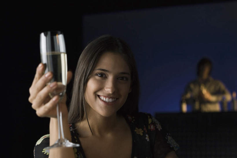 西方人,两个人,酒吧,坐,举,笑,微笑,露齿笑,横图,室内,夜晚,正面,吧台,杯子,欧洲,欧洲人,握,高脚杯,灯光,拿,拿着,注视,调酒师,玻璃制品,酒瓶,玻璃瓶,酒杯,瓶子,观察,看,托,握着,观看,察看,昏暗,关注,香槟杯,男人,男性,年轻男性,年轻女性,女人,女性,白种人,玻璃杯,举起,举手,举着,向上举,向上伸,向上托,坐着,半身,彩图,酒吧间,酒馆