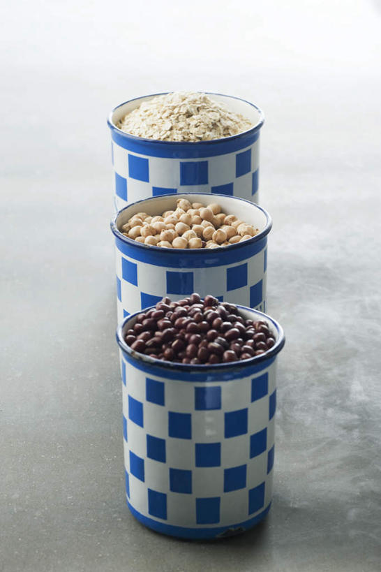 无人,竖图,俯视,室内,特写,白天,白色背景,桌面,桌子,一堆,一排,堆叠,堆积,整齐,方块,罐子,图案,豆类,红豆,粥,燕麦,营养,铁罐,食物,排列,三个,瓶子,放,摄影,影棚,堆,队列,鹰嘴豆,回鹘豆,桃豆,鸡豆,诺胡提,彩图,高角度拍摄,影棚拍摄,拍摄