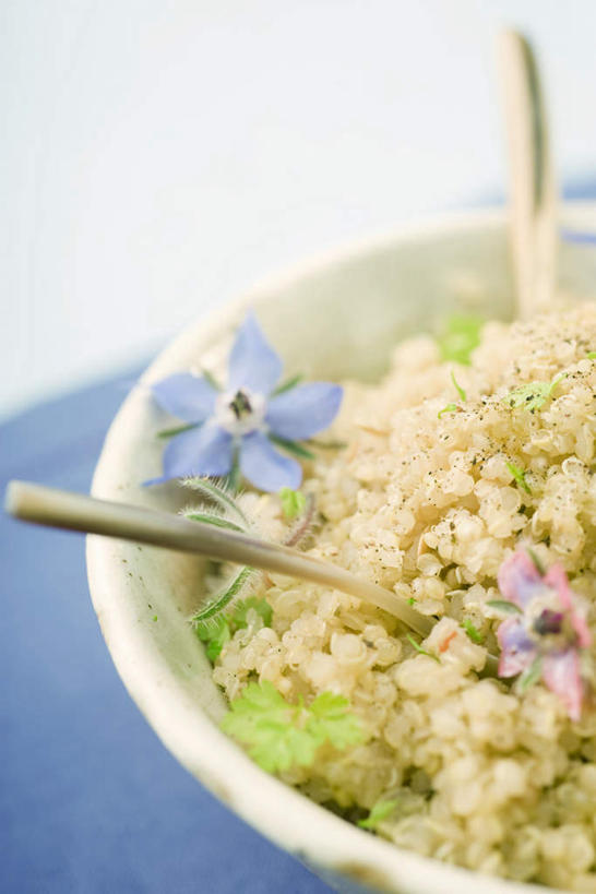 无人,竖图,俯视,室内,特写,白天,白色背景,桌面,桌子,叶子,朦胧,模糊,盛开,勺子,绿叶,粮食,花蕾,花,花瓣,花朵,鲜花,食物,蓝色,调羹,汤匙,碗,花苞,花蕊,嫩叶,放,摄影,影棚,奎奴亚藜,叶,叶片,彩图,高角度拍摄,影棚拍摄,拍摄