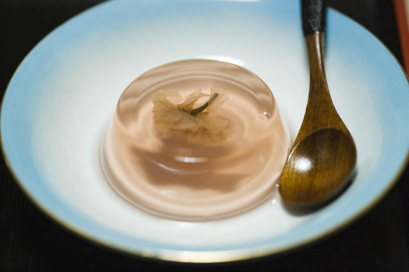 点心,无人,餐厅,横图,俯视,室内,特写,白天,烹饪,餐桌,桌子,樱花,餐具,木制,圆形,碟子,盘,圆,勺子,陶瓷,日本料理,料理,食品,甜点,甜品,陶瓷制品,菜肴,美食,食物,糕点,三个,盘子,调羹,碟,汤匙,日式料理,果冻,甜食,日式,佳肴,餐台,凝胶,彩图,高角度拍摄,餐馆,饭店,饭馆