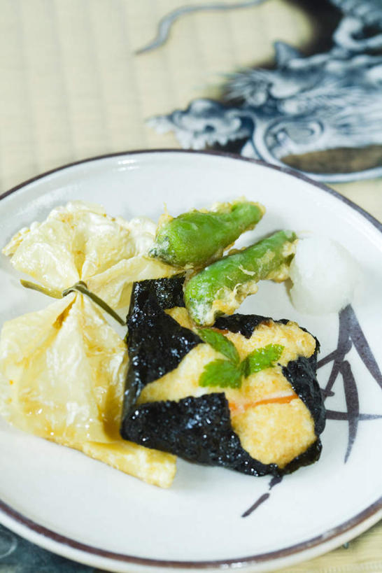 豆腐,无人,餐厅,竖图,俯视,室内,特写,白天,烹饪,餐桌,桌子,大豆,蔬菜,餐具,花纹,新鲜,散落,龙,碟子,盘,图案,青椒,海苔,油炸,日本料理,料理,食品,紫菜,豆皮,菜肴,美食,食物,盘子,蝴蝶结,碟,日式料理,日式,佳肴,有机食品,绿色食品,餐台,捆绑,大椒,菜椒,天麸罗,甜椒,柿子椒,黄豆,灯笼椒,彩图,高角度拍摄,餐馆,饭店,饭馆