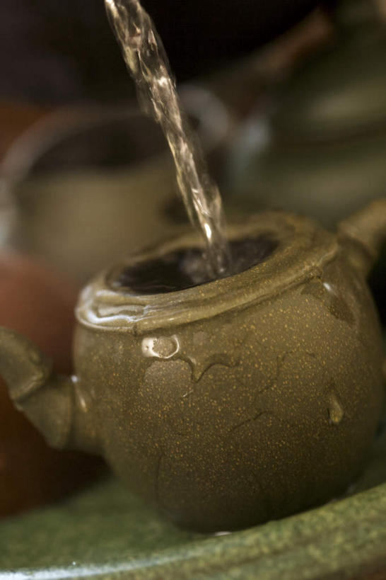 无人,竖图,俯视,室内,特写,白天,水,桌面,桌子,静物,倒,朦胧,模糊,溅,液体,陶瓷,水滴,茶道,文化,一个,茶壶,单个,茶艺,环境,热饮,东亚文化,礼法,修行,彩图,高角度拍摄,茶文化