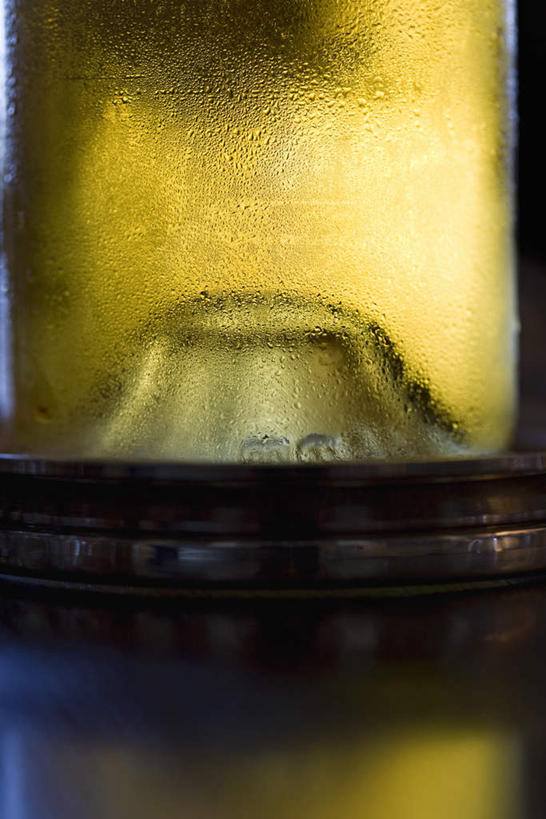 葡萄酒,无人,竖图,室内,特写,白天,正面,桌面,桌子,静物,半透明,玻璃制品,酒瓶,一个,玻璃瓶,瓶子,放,单个,凹凸,酒精,彩图