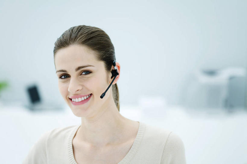 西方人,脸,头,脸颊,一个人,坐,笑,微笑,露齿笑,横图,室内,特写,白天,正面,通讯,客服,欧洲,欧洲人,仅一个年轻女性,仅一个女性,仅一个人,服装,朦胧,模糊,信息,话务员,注视,休闲装,肩膀,衣服,耳机,耳麦,话筒,观察,看,休闲,休闲服,服务,通信,服饰,观看,协调,察看,麦克风,头戴式耳麦,关注,销售,客服人员,电话销售,接待员,客户服务,年轻女性,女人,女性,白种人,头部,脸部,脸蛋,面部,接线员,坐着,半身,彩图,头戴式耳机