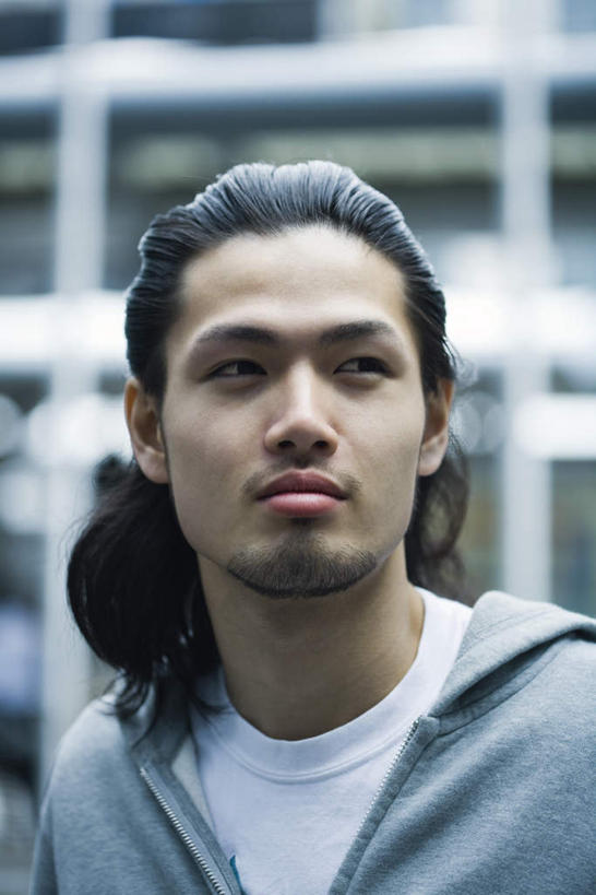 东方人,脸,头,脸颊,胡须,头发,一个人,站,笑,微笑,竖图,室外,特写,白天,正面,亚洲,仅一个男性,仅一个人,阴影,朦胧,模糊,光线,影子,注视,休闲装,黄种人,仅一个年轻男性,黑色,阳光,观察,看,站着,休闲,休闲服,观看,察看,关注,男人,男性,年轻男性,亚洲人,山羊胡,头部,胡子,脸部,脸蛋,面部,站立,半身,彩图