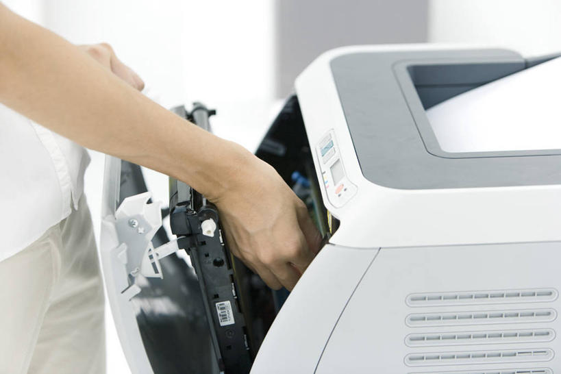 西方人,手,一个人,摸,横图,俯视,室内,特写,白天,打印机,窗户,欧洲,欧洲人,双手,仅一个女性,仅一个人,抚摸,朦胧,模糊,办公用品,玻璃窗,伸,仅一个中年女性,手部,屈,办公设备,输出设备,女人,女性,中年女性,白种人,触摸,接触,半身,彩图,高角度拍摄,打印