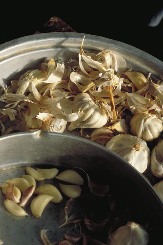 无人,竖图,俯视,室内,特写,白天,蔬菜,蒜,餐具,一堆,许多,阴影,堆叠,堆积,新鲜,光线,碟子,盘,影子,香料,食品,蒜头,食物,阳光,盘子,碟,有机食品,绿色食品,堆,小蒜,大蒜,彩图,高角度拍摄