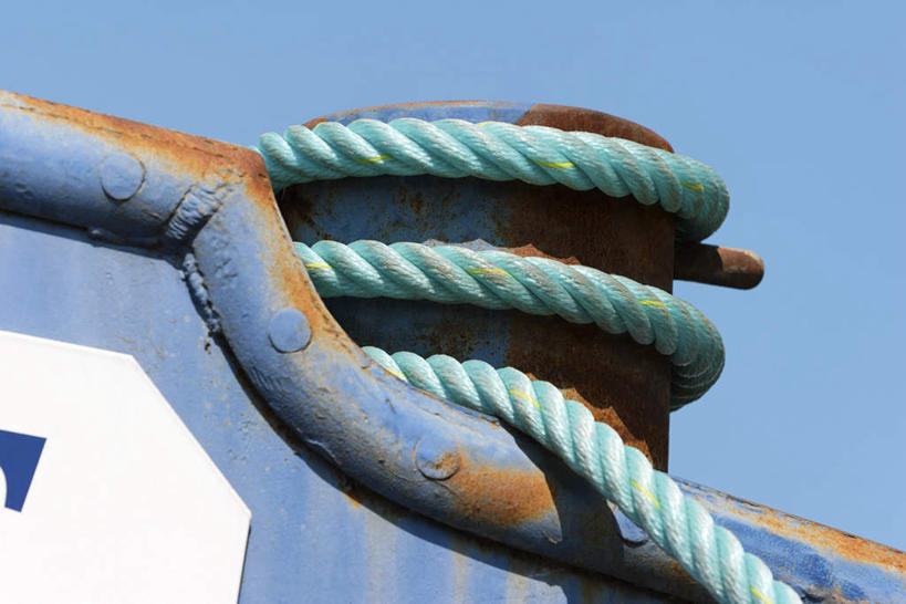 无人,横图,室外,特写,白天,仰视,阴影,缠绕,光线,金属,影子,蓝色,蓝天,天空,阳光,绳子,天,捆绑,绳索,系船柱,彩图,低角度拍摄