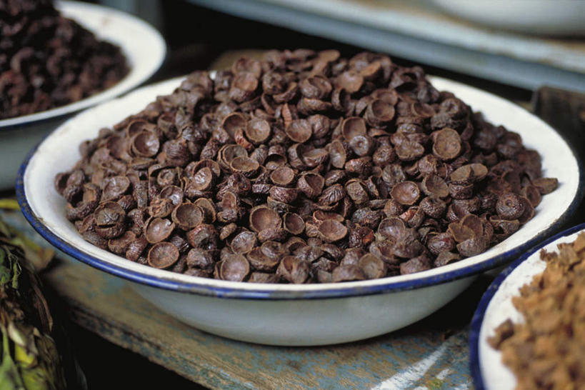 无人,横图,俯视,室内,特写,白天,植物,桌面,餐具,水果,一堆,许多,堆叠,堆积,朦胧,模糊,碟子,盘,草药,中药,盘子,碟,堆,药材,中草药,槟榔,中药材,本草,槟榔子,大腹子,宾门,橄榄子,青仔,彩图,高角度拍摄