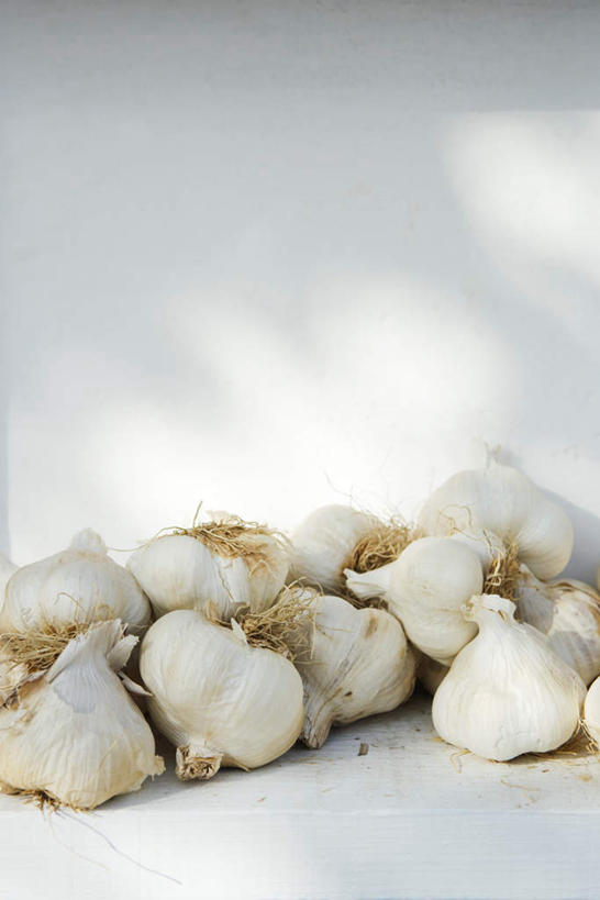 无人,竖图,室内,特写,白天,正面,蔬菜,蒜,一堆,一排,许多,阴影,堆叠,堆积,新鲜,整齐,光线,影子,墙,食品,地面,蒜头,墙壁,墙面,食物,排列,阳光,有机食品,绿色食品,堆,队列,小蒜,大蒜,彩图