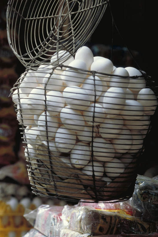 无人,竖图,室外,特写,白天,正面,一堆,一排,许多,悬挂,阴影,堆叠,堆积,朦胧,模糊,整齐,缠绕,光线,金属,篮子,影子,蛋,鸡蛋,排列,白色,阳光,铁丝,堆,队列,草鸡蛋,彩图