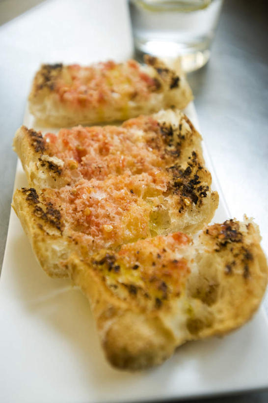 点心,面包,无人,竖图,俯视,室内,特写,白天,水,西红柿,杯子,餐具,一排,整齐,碟子,盘,液体,水滴,油炸,食品,甜点,甜品,食物,糕点,排列,黄色,盘子,水杯,碟,甜食,番茄沙司,四块,队列,茶杯,番茄,彩图,高角度拍摄