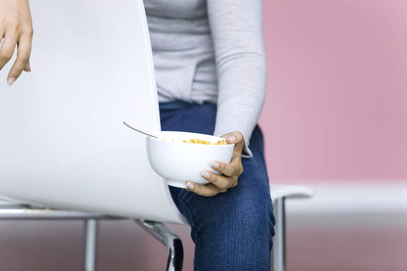 米饭,西方人,一个人,坐,摸,横图,室内,特写,白天,正面,椅子,欧洲,欧洲人,仅一个年轻女性,仅一个女性,仅一个人,撑,握,朦胧,模糊,勺子,饭,拿,拿着,休闲装,一个,调羹,汤匙,碗,休闲,休闲服,握着,单个,五谷,撑着,一碗,年轻女性,女人,女性,白种人,触摸,接触,坐着,半身,彩图